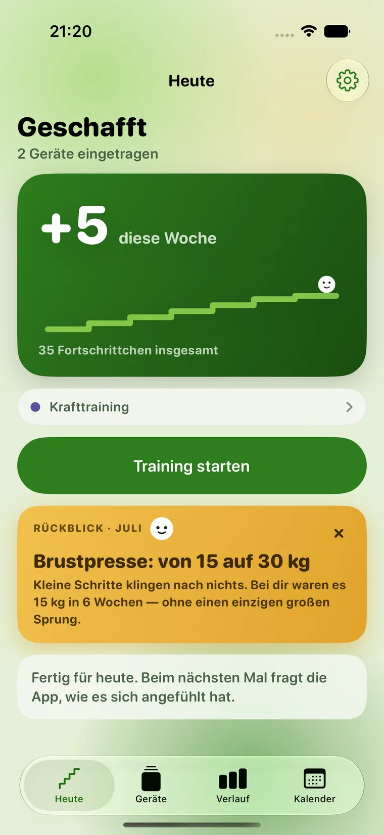 Der Heute-Bildschirm: eine grüne Karte mit der Treppe und „+5 diese Woche“, darunter der Knopf „Training starten“ und ein Monatsrückblick.